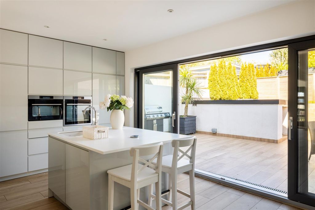 Property photo 2 of 25