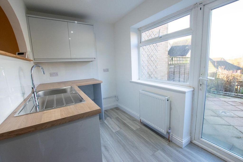 Property photo 3 of 11 Kitchen