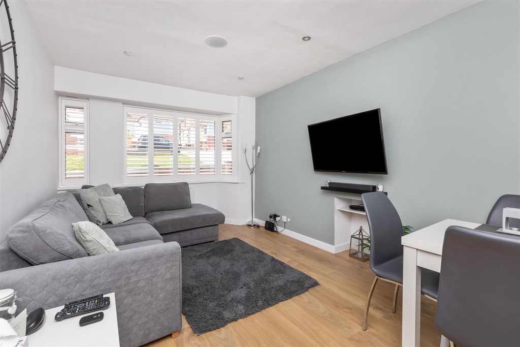 Property photo 3 of 12 Oakdene Crescent-7.Jpg