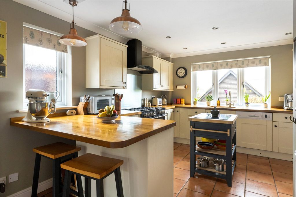 Property photo 2 of 17 Kitchen/Breakfast