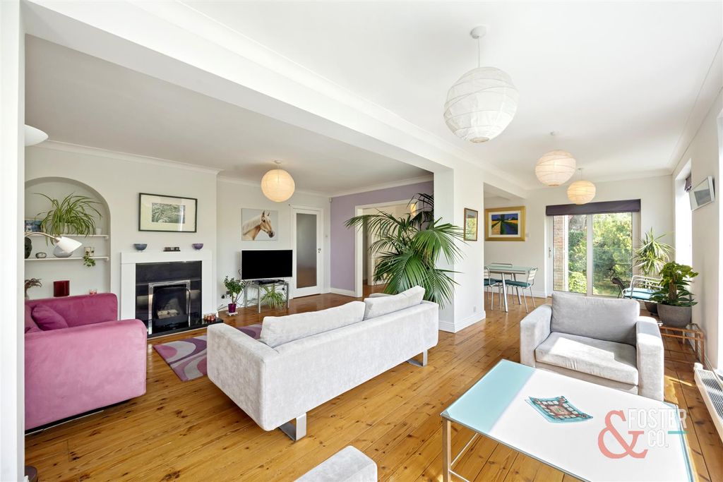 Property photo 3 of 27 Benett Drive, 10-005.Jpg