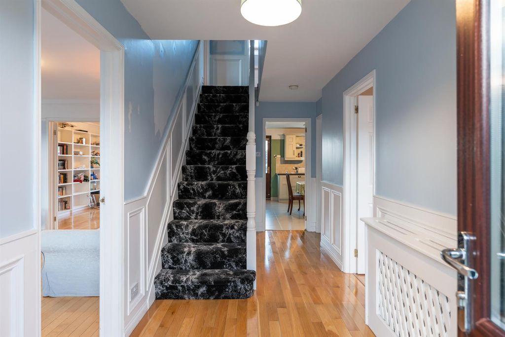 Property photo 3 of 29 12 Hawthorne Hill 11.Jpg