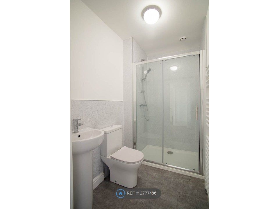 Property photo 3 of 9 Bathroom