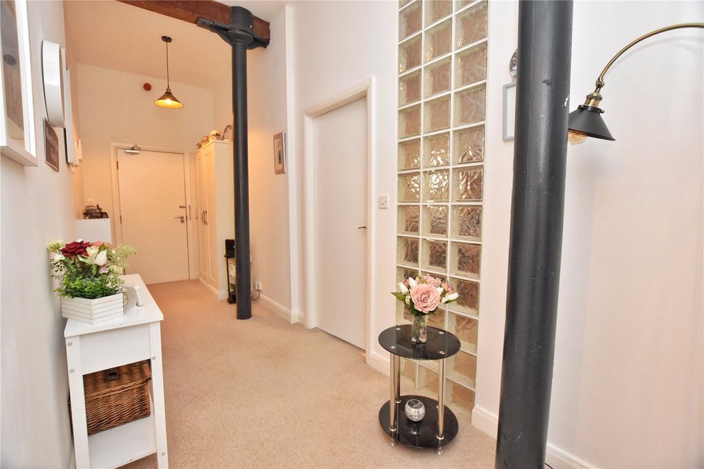 Property photo 3 of 20 Entrance Hall