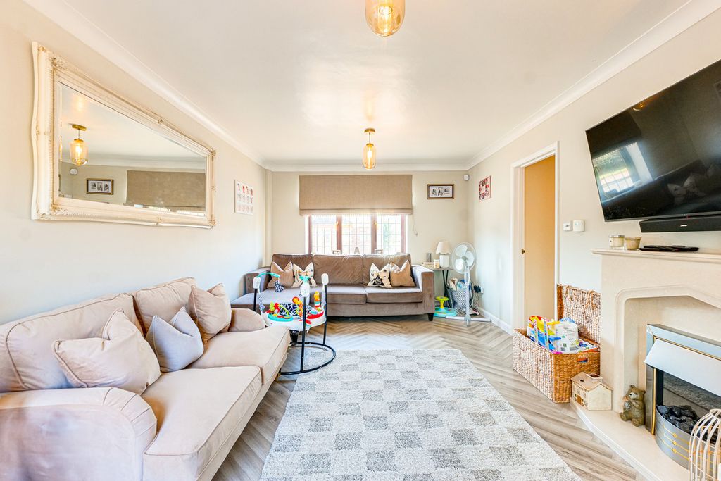 Property photo 2 of 27