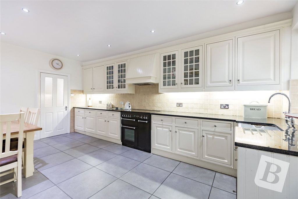 Property photo 3 of 28 Kitchen