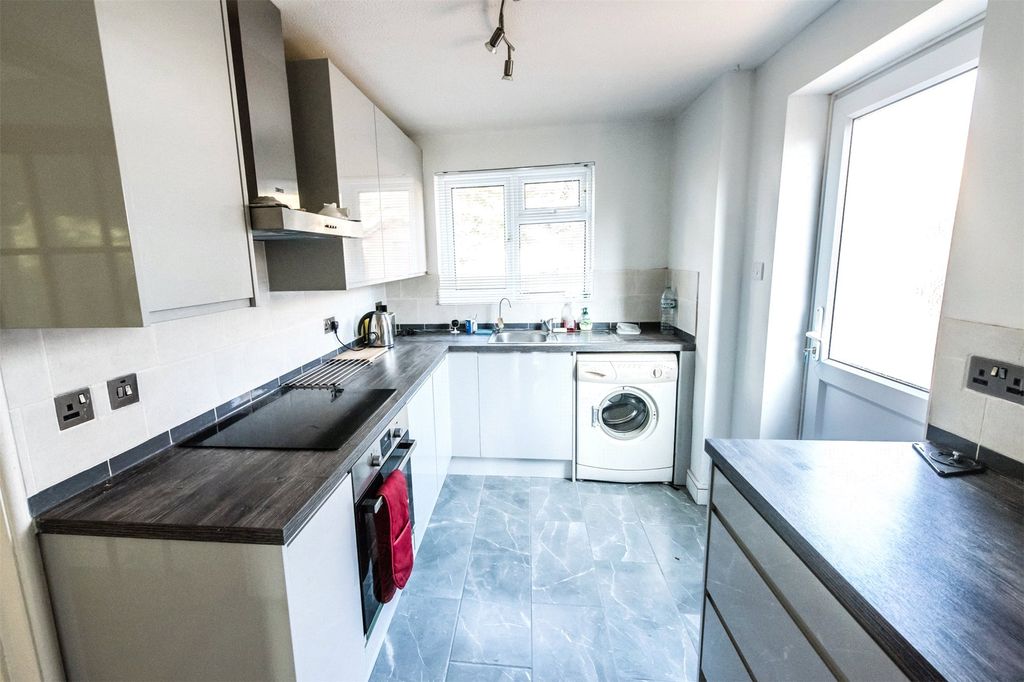 Property photo 3 of 9 Kitchen