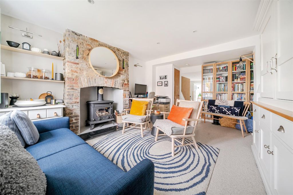 Property photo 3 of 19 Lounge