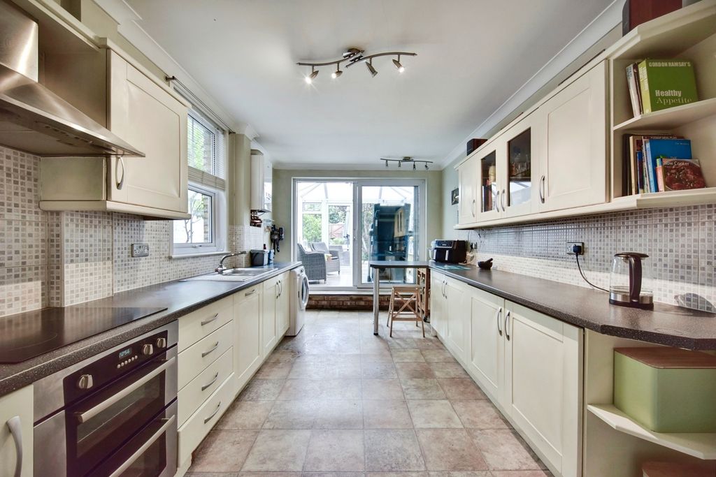 Property photo 3 of 17 Kitchen