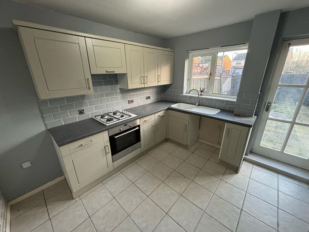 Property photo 3 of 12 Kitchen