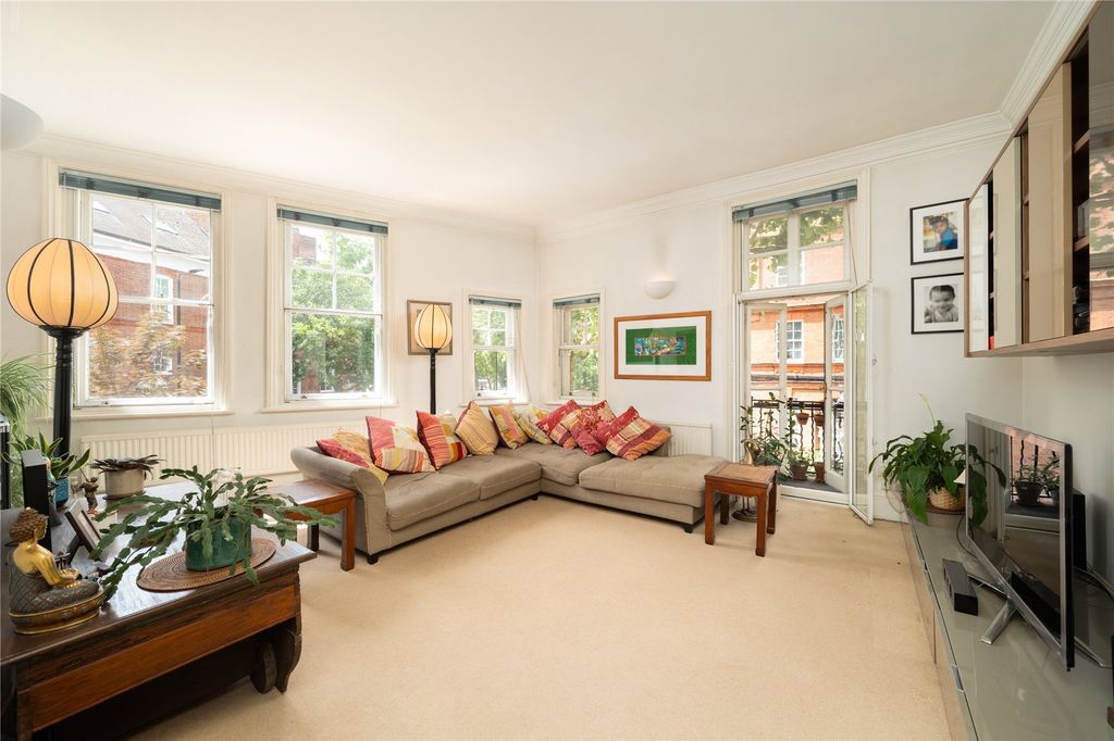 Property photo 1 of 17 Sitting Room