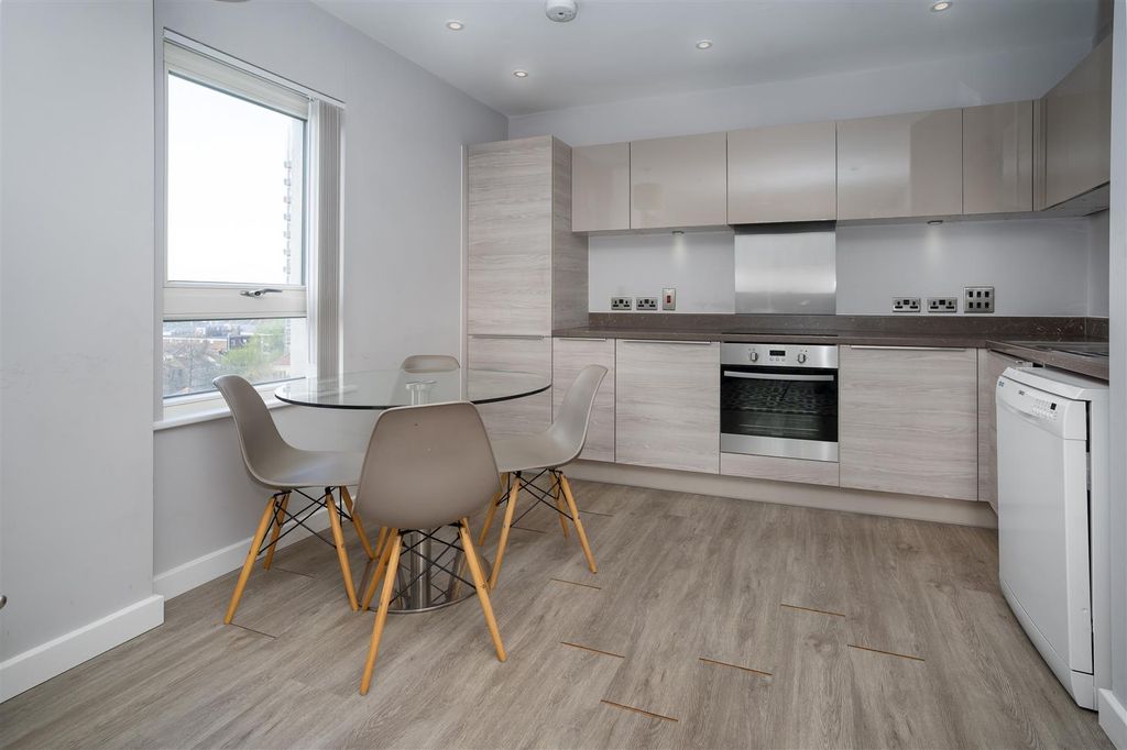 Property photo 2 of 13 16 To Let 2 Bedroom Flat Croydon Www.Islingtonpro