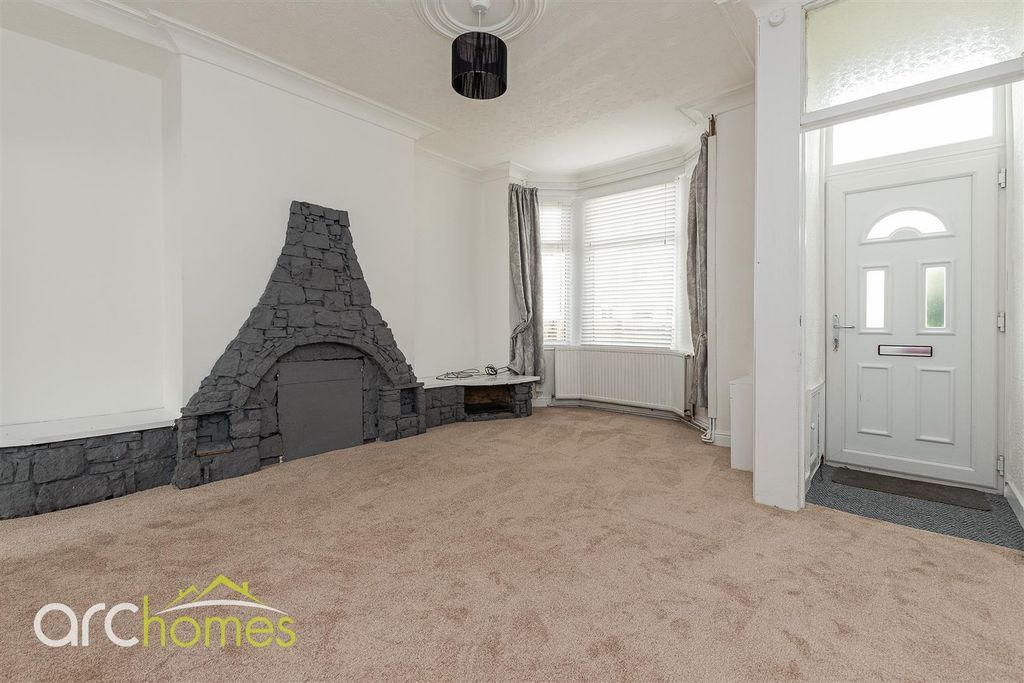 Property photo 2 of 18 Leigh Road-10.Jpg