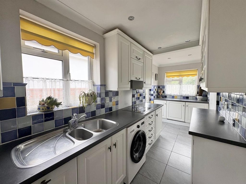 Property photo 3 of 10 Kitchen