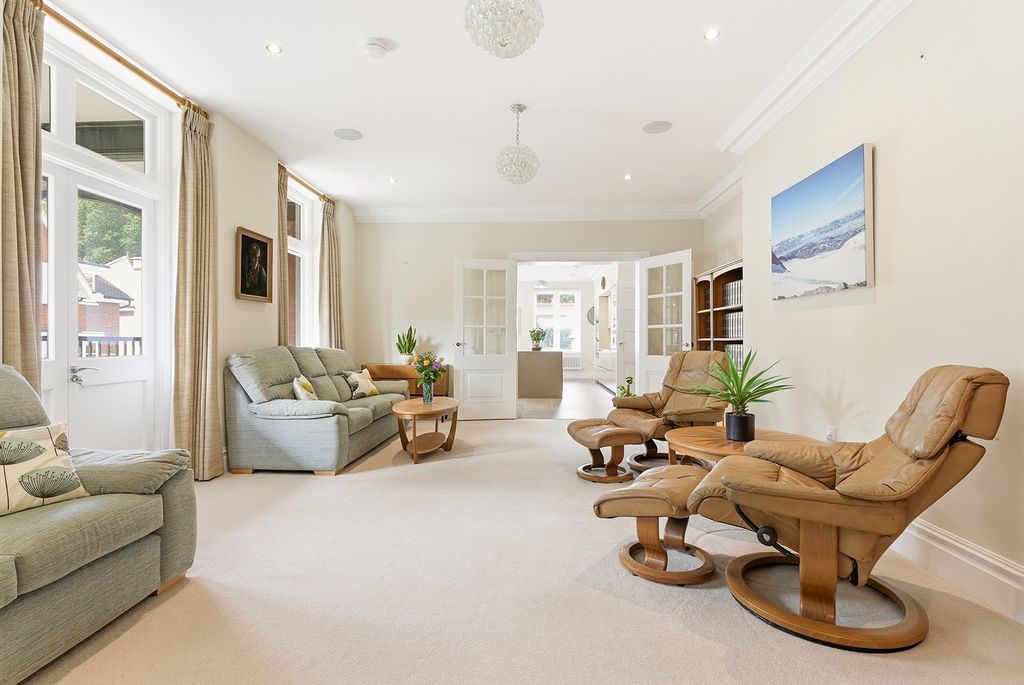 Additional image 13 of 3 bed flat for saleQueen Elizabeth Crescent, Beaconsfield, Buckinghamshire HP9