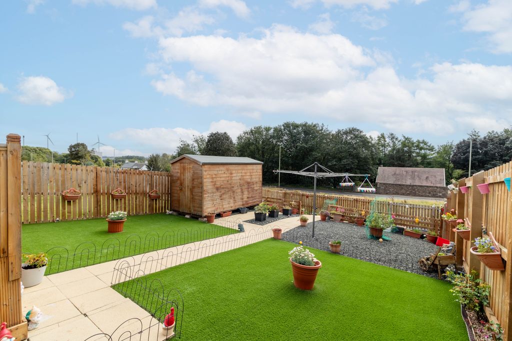 Property photo 3 of 28 Landscaped Garden