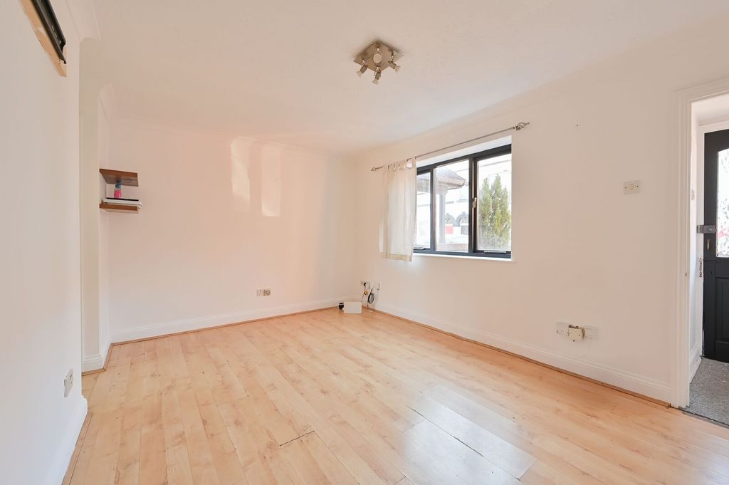 Property photo 3 of 8