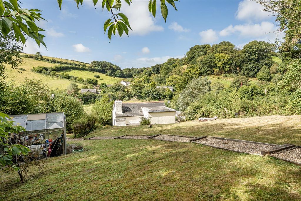 Property photo 1 of 16 Gardens / Parking