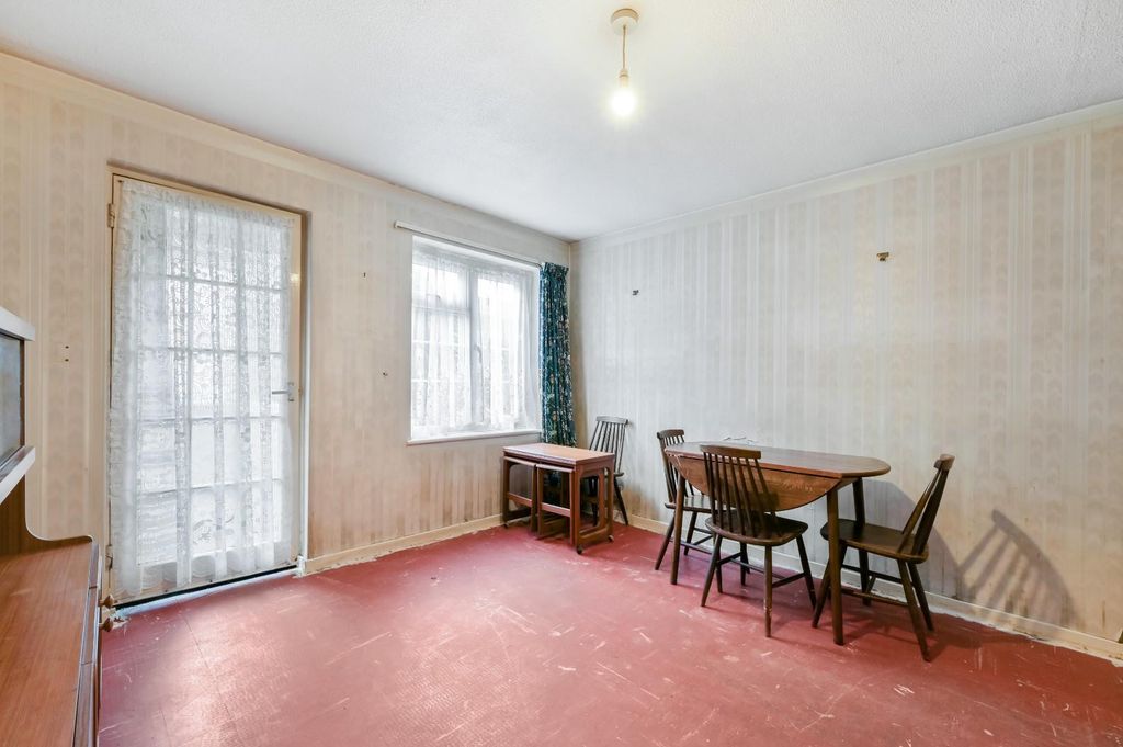 Property photo 2 of 8 Delaporte Close, 69-2.Jpg