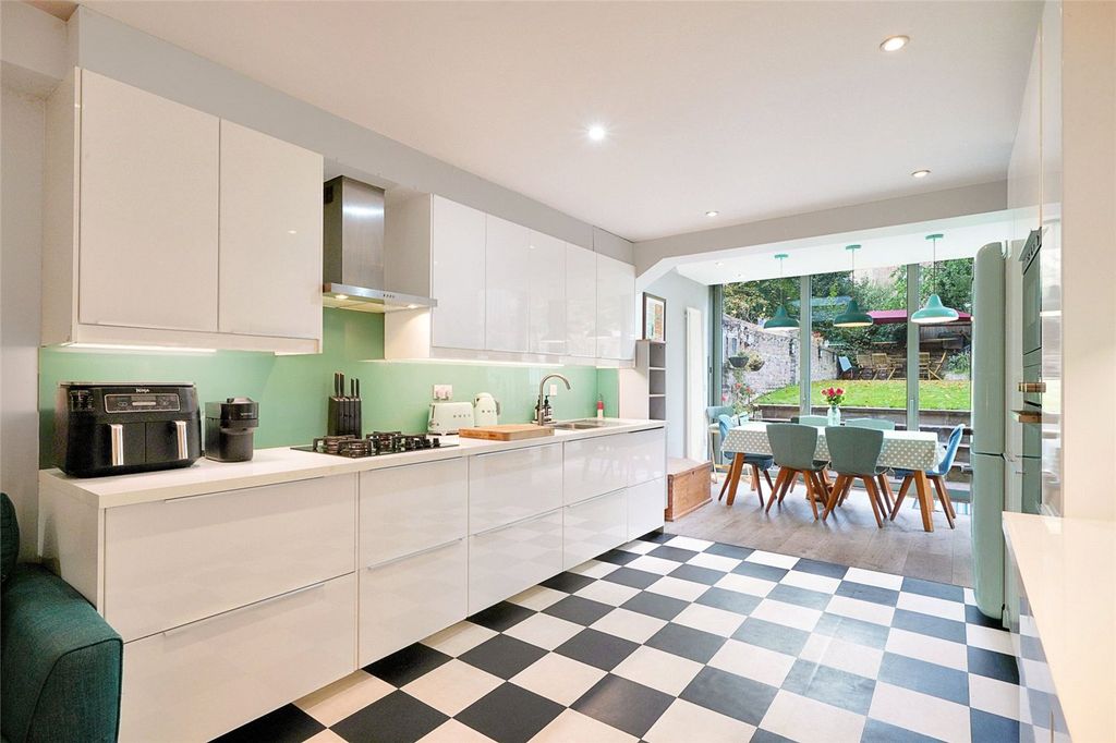 Property photo 1 of 15 Picture No. 12