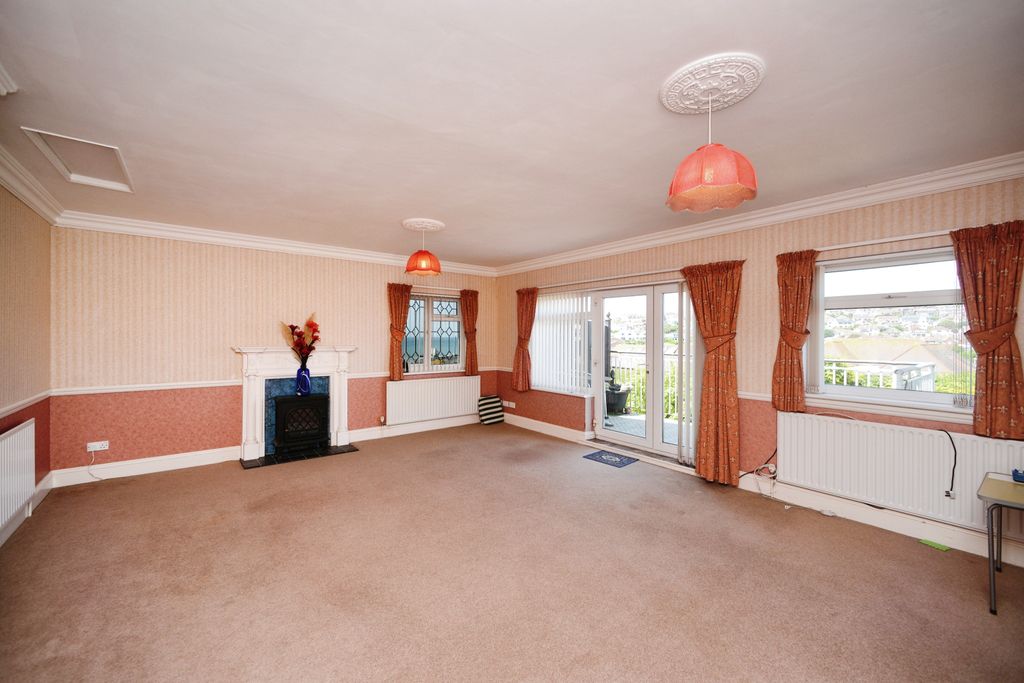 Property photo 2 of 18 Front Room