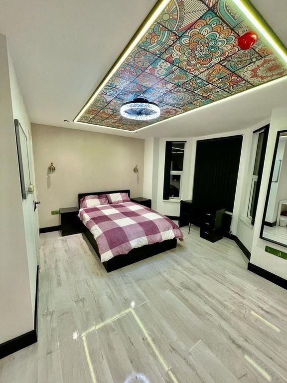 Property photo 1 of 12 A Stylish Double Bedroom Featuring A Comfortable B...