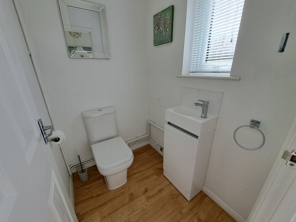 Property photo 2 of 14 Cloakroom / WC
