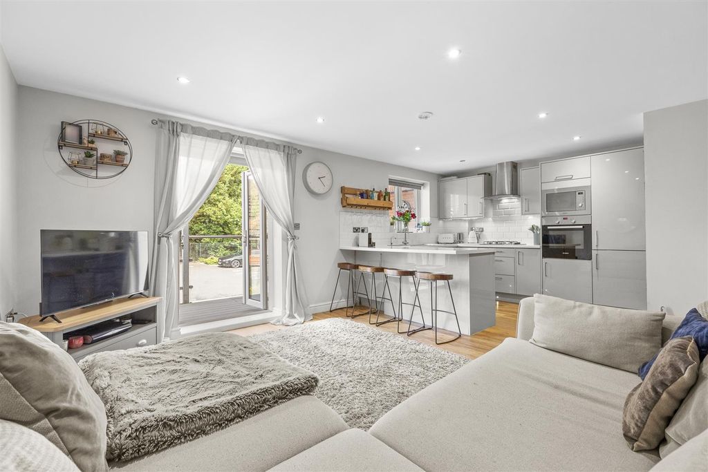 Property photo 2 of 13 Flat 4, 77 London Road, Hp11 1Bn-8.Jpg