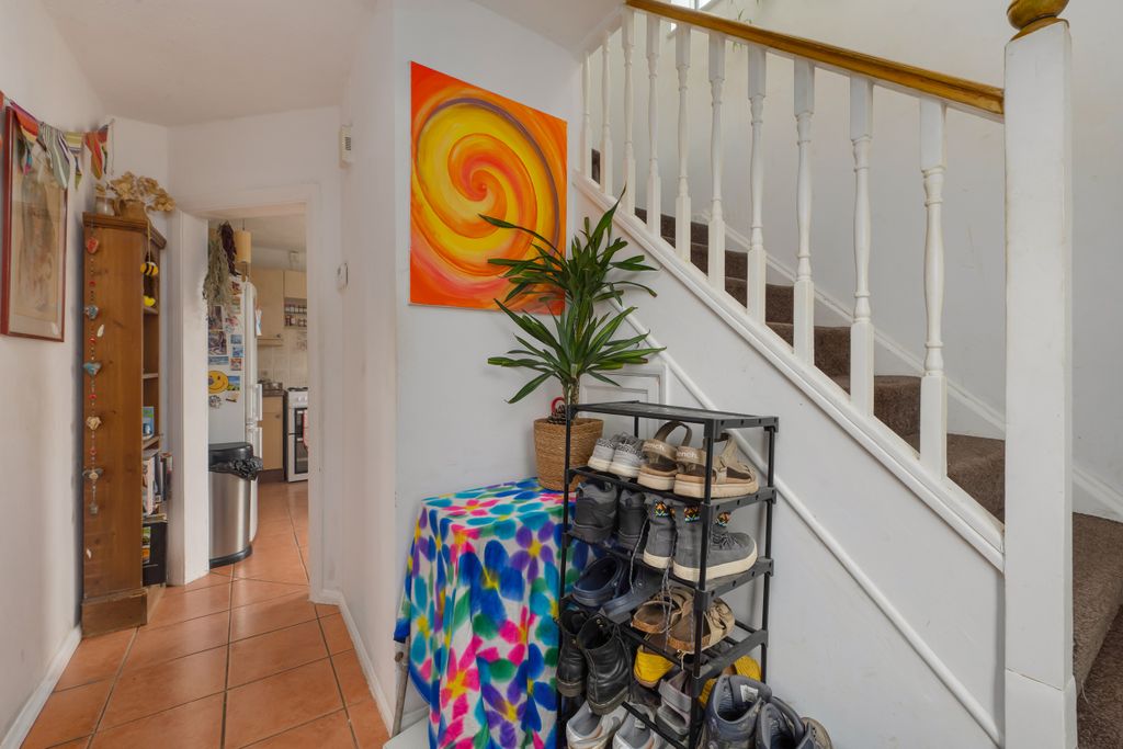 Property photo 3 of 19 Entrance Hall