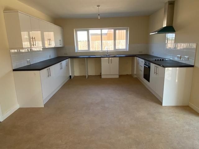Property photo 3 of 8 Kitchen