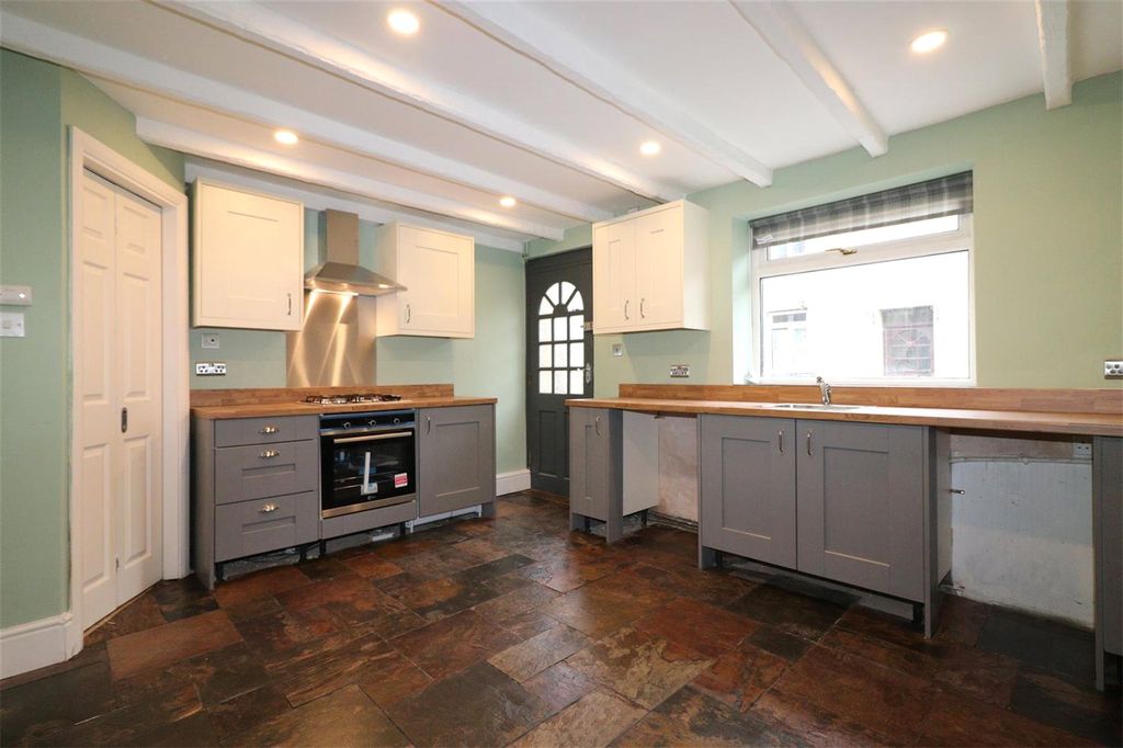 Property photo 3 of 10 Kitchen 3