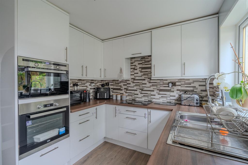 Property photo 3 of 22 151 Brynglas-12.Jpg