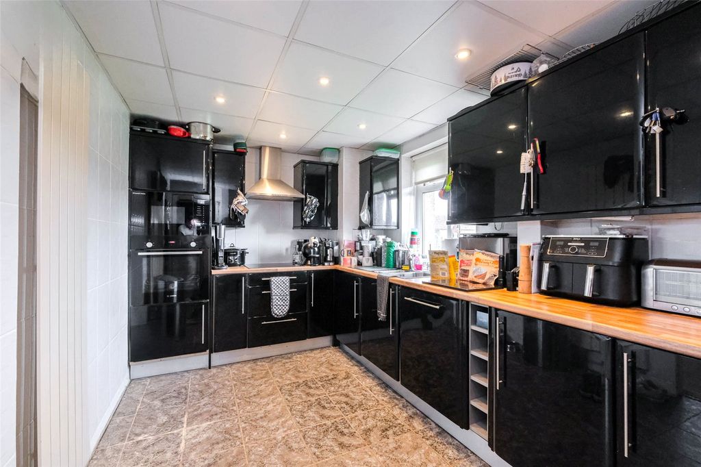 Property photo 3 of 11 Kitchen