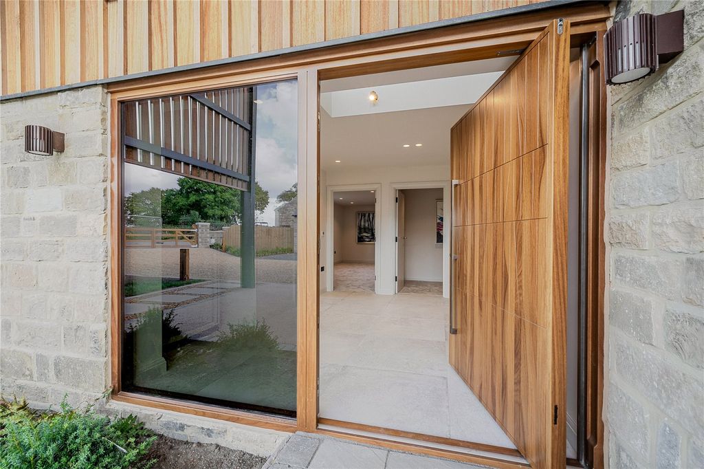 Property photo 3 of 27 Entrance