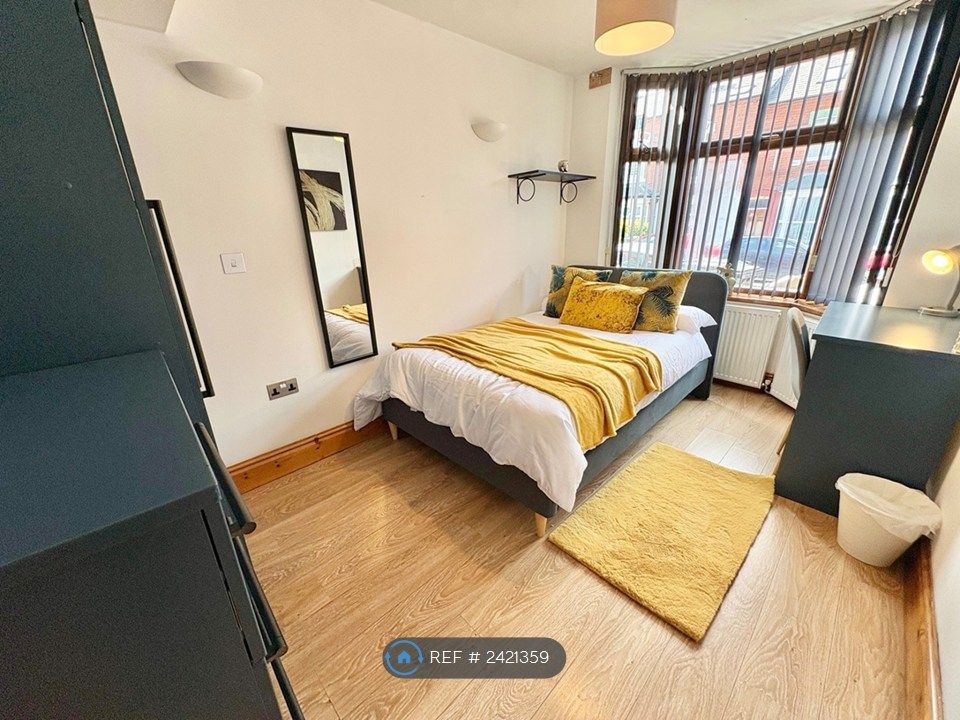 Property photo 2 of 17 Bedroom 1