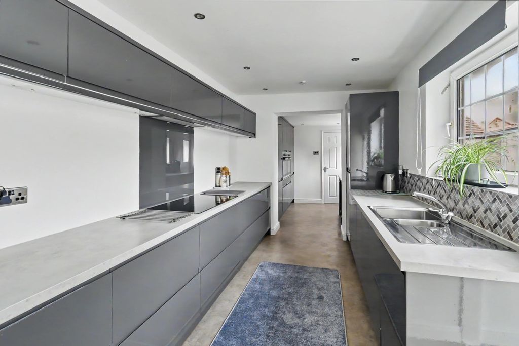 Property photo 3 of 17 Kitchen