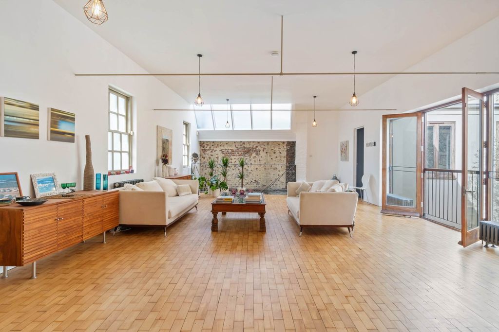 Property photo 1 of 37