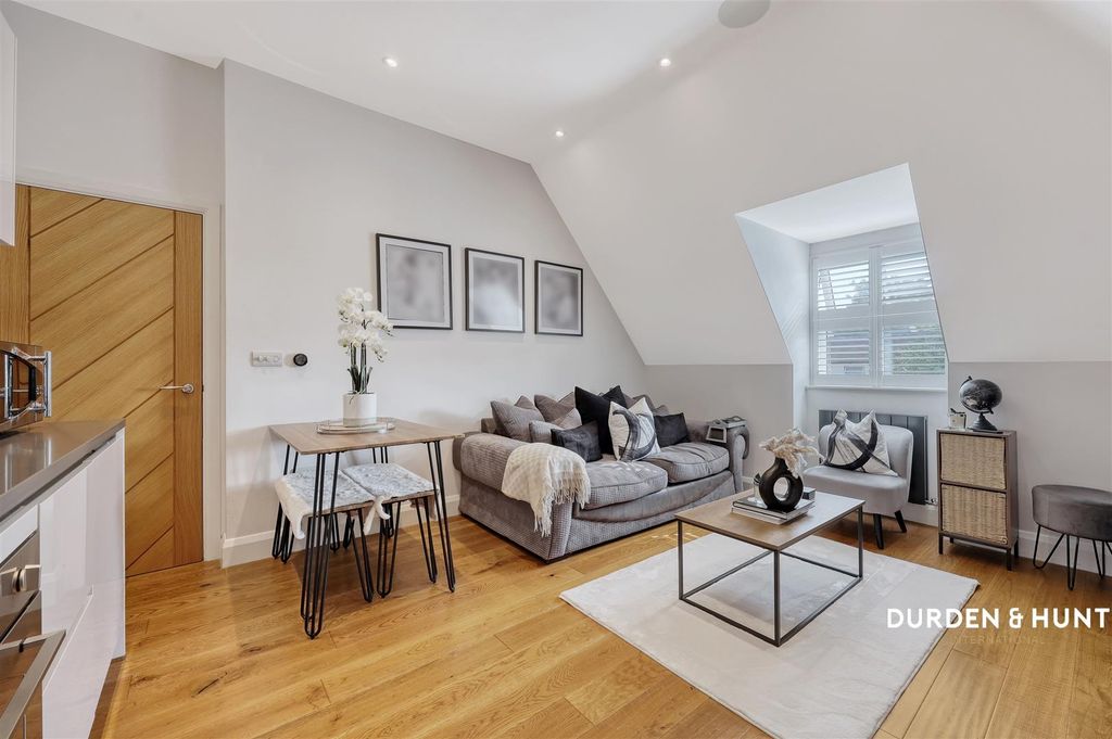 Property photo 2 of 20 Highfield Place