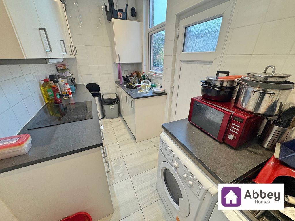 Property photo 3 of 7 Kitchen