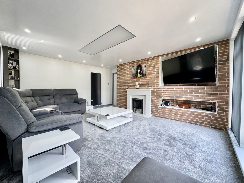Property photo 2 of 22 Arran Crescent, Beith Lounge