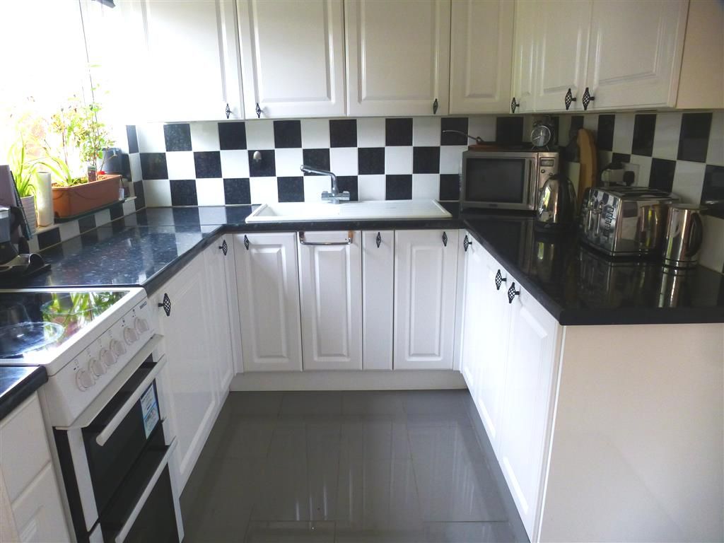 Property photo 3 of 7 Kitchen
