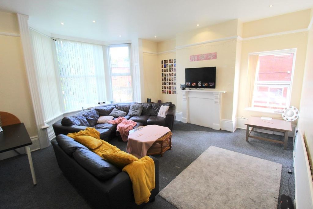 Property photo 1 of 6 Bright, Welcoming Communal Living Room With Large ...