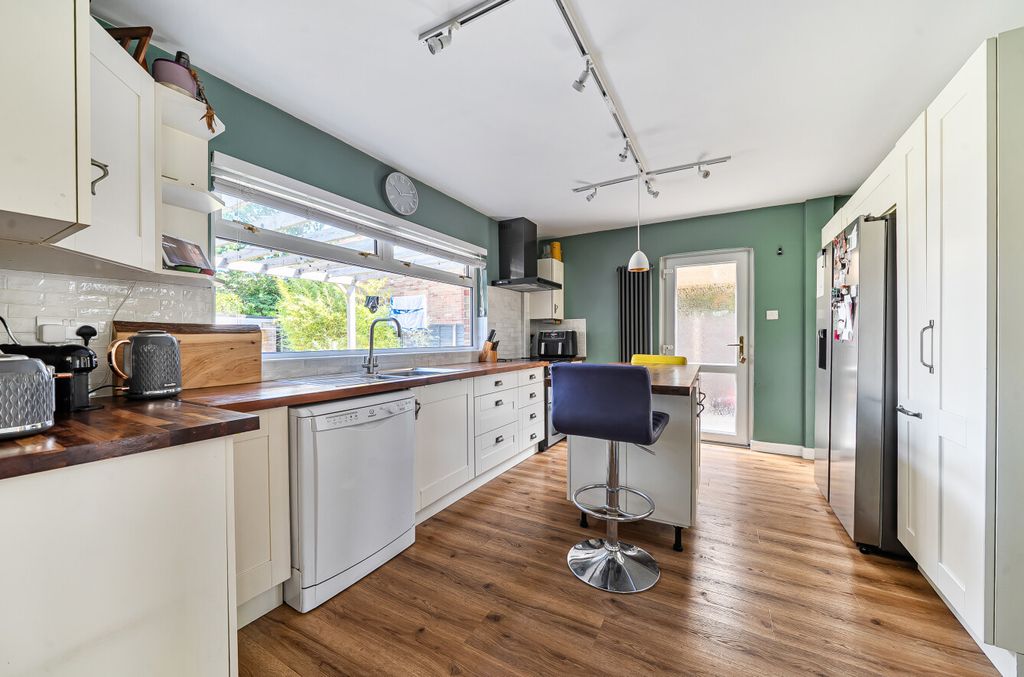 Property photo 3 of 12 1482204-13-6A4F82...