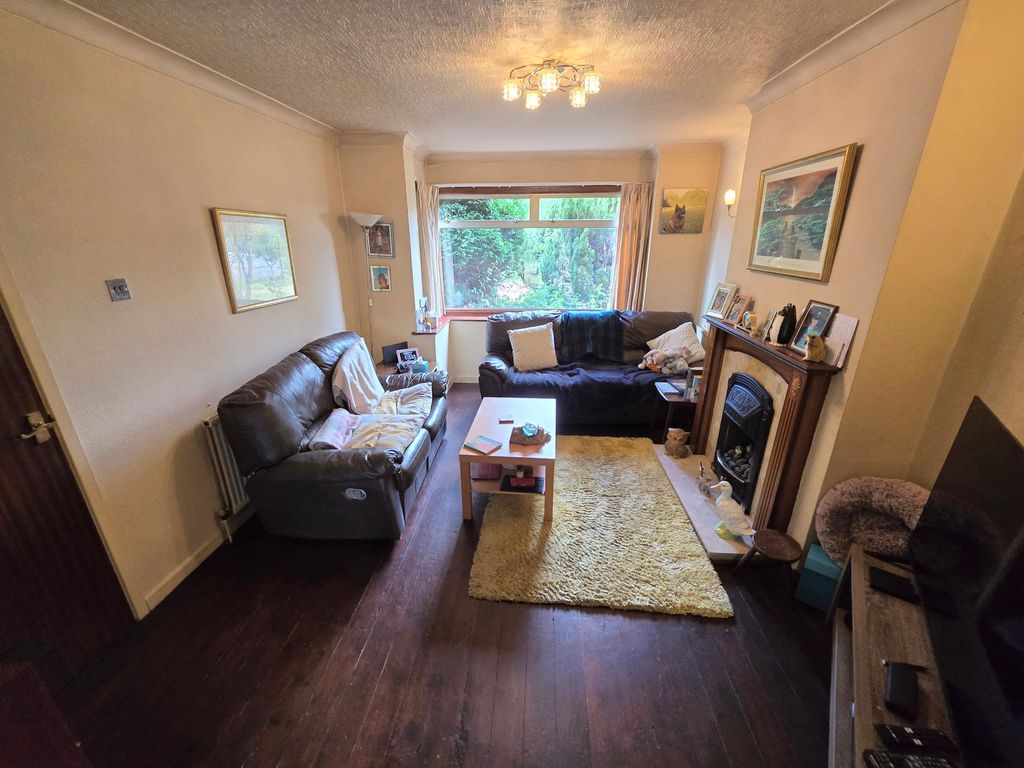 Property photo 3 of 16 Lounge B