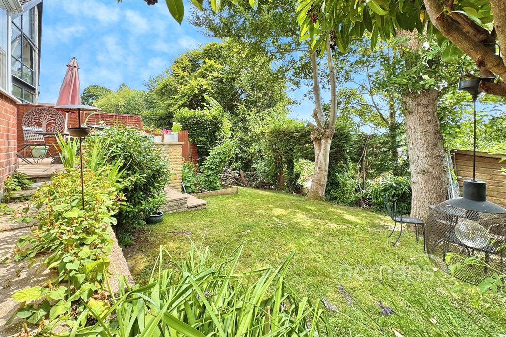 Property photo 2 of 18 Garden