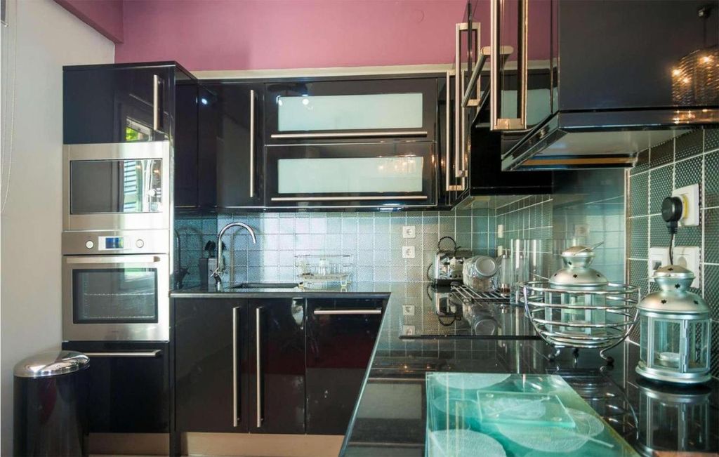 Property photo 2 of 16 Black Kitchen