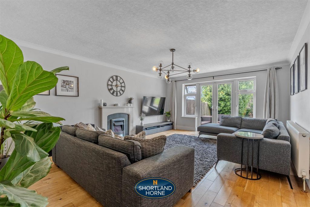 Property photo 3 of 41 160 Leamington Road Wm (18 Of 47).Jpg