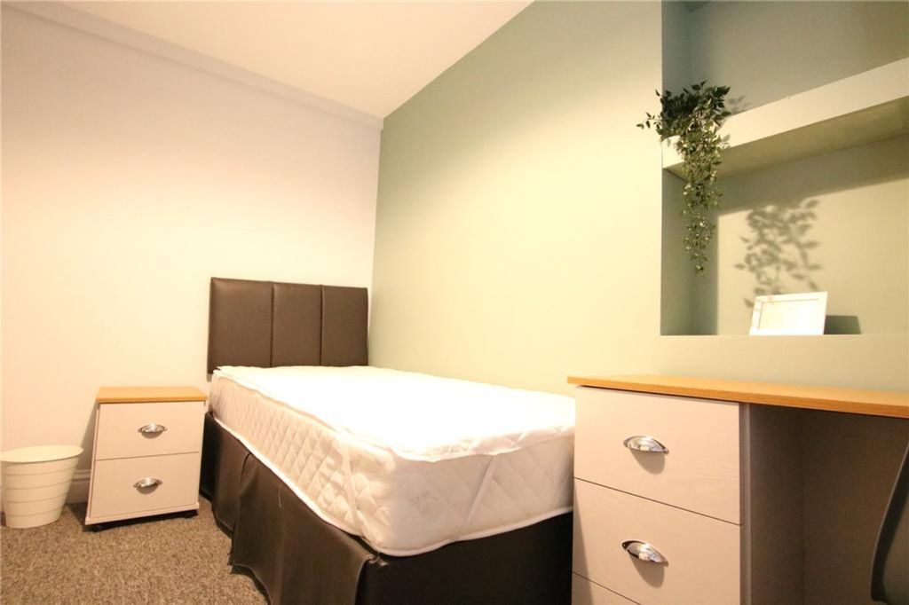 Property photo 3 of 12 A Cozy Double Bedroom Featuring A Sleek Design And...