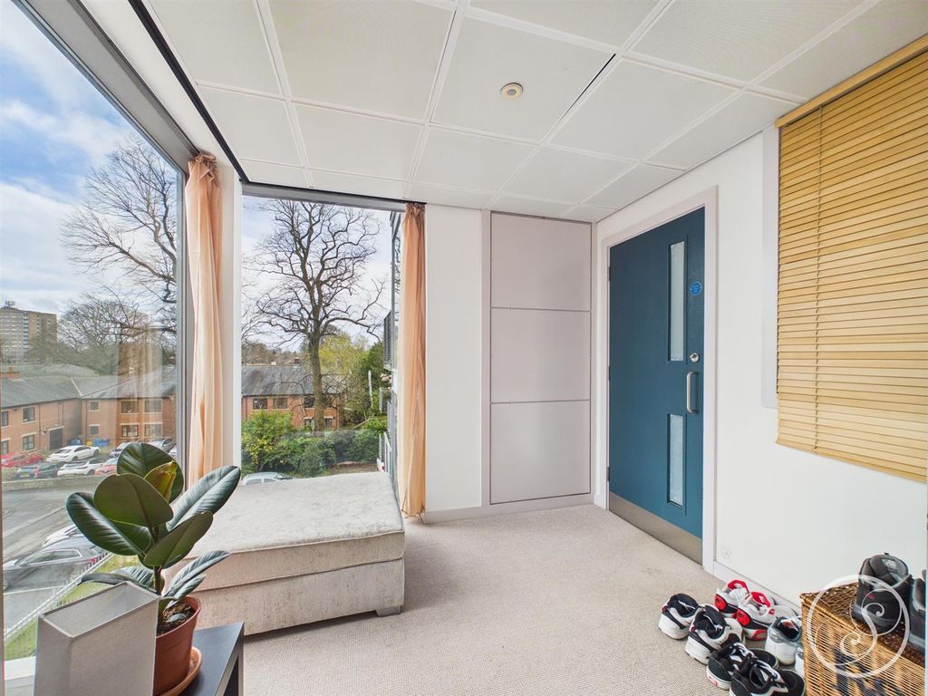 Property photo 2 of 15 Entrance Lobby