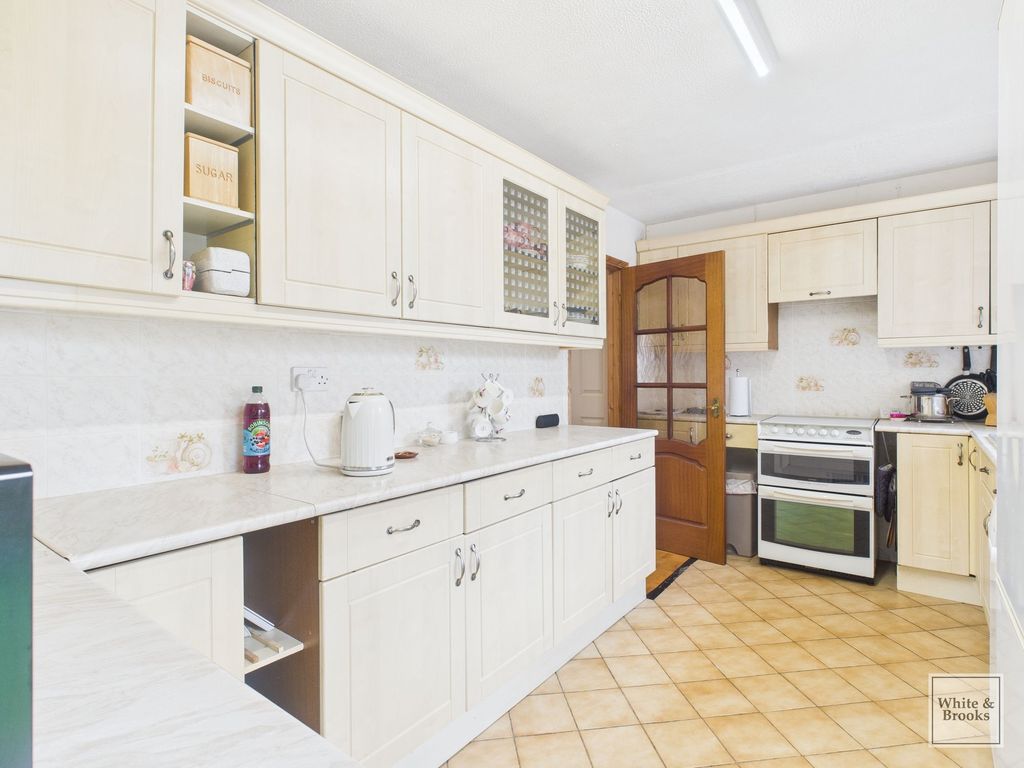 Property photo 3 of 19 Kitchen